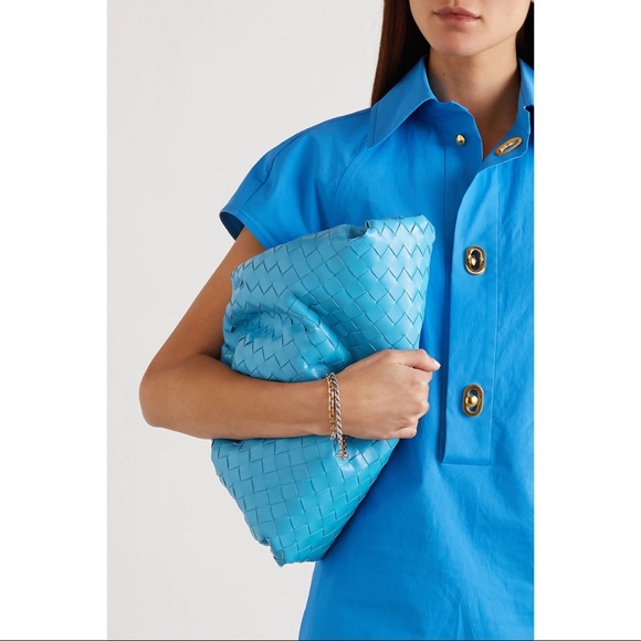 4️⃣0️⃣0️⃣0️⃣ Bottega Veneta Blue Intrecciato Large Pouch - Picture 4 of 14